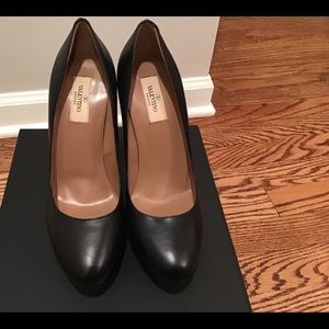 Valentino Garavani Size 40. Never worn.